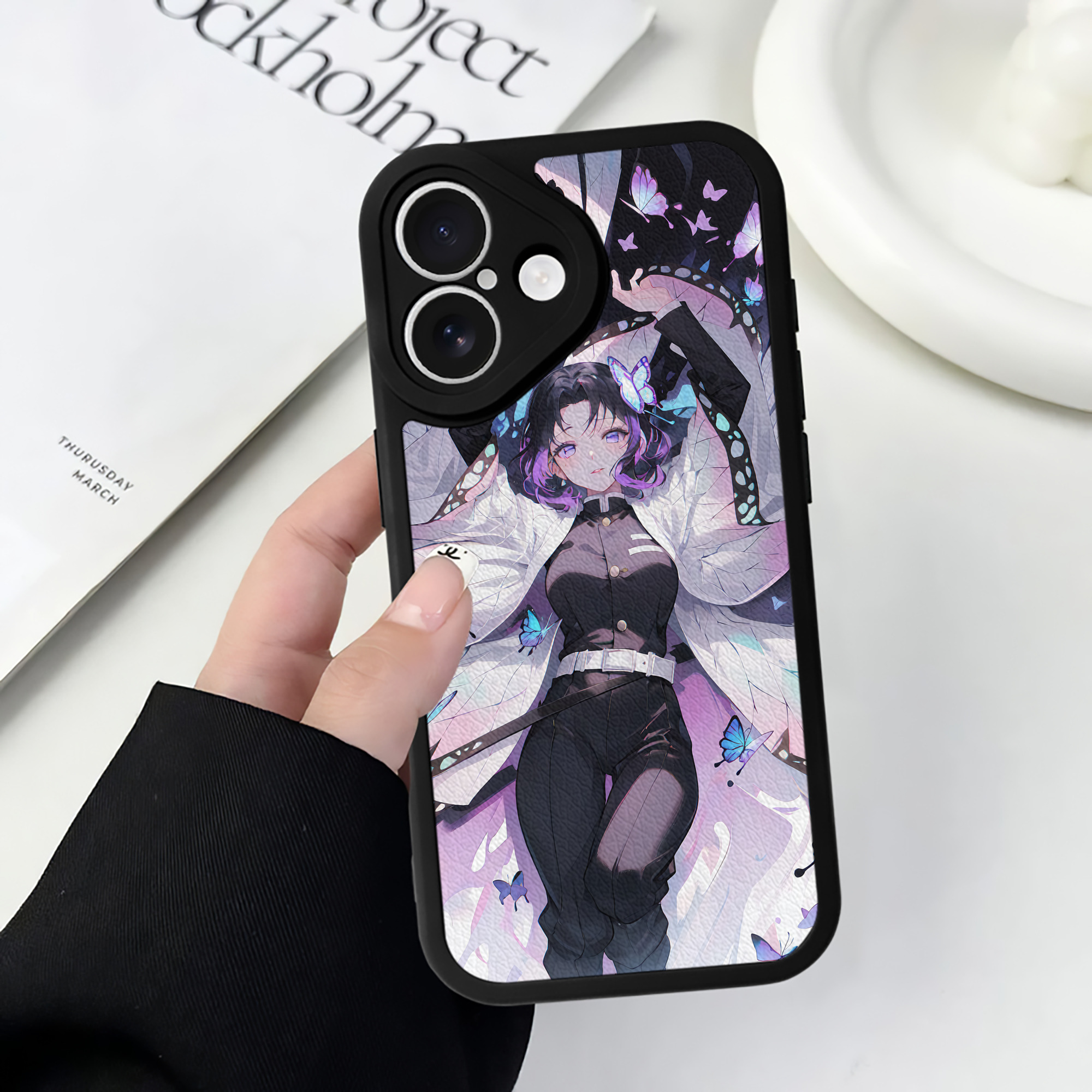 （画像用） 鬼滅の刃（きめつのやいば）蟲柱-胡蝶 しのぶ／こちょう しのぶ Kochou Shinobu 【iPhone 16シリーズ対応】シリコンスマホケース（レザー調） 材質：シリコン